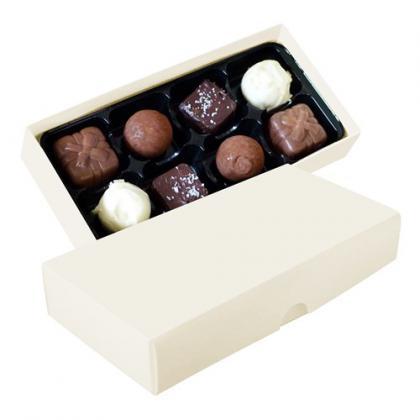 Chocolate box with 8 assorted chocolates and truffles (Cream)